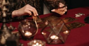 el poder de la cartomancia revelando la adivinación