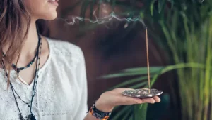 como-usar-el-incienso-para-atraer-energia-positiva